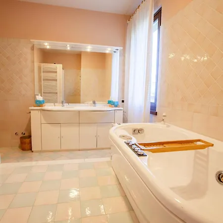 Acqua Blu Gorgeous With Ample Garden 빌라 토스콜라노마데노